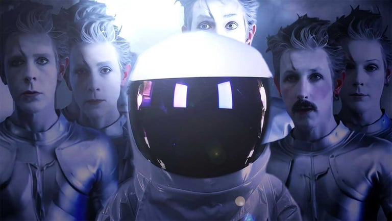 Sally en cosmonaute casquée à la tête d'une armée de chevaliers