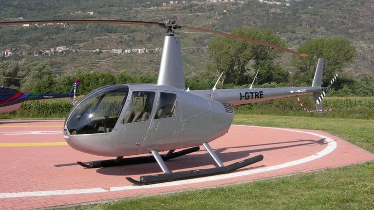 Процесс обучения пилотов на вертолете Robinson R44 в Италии