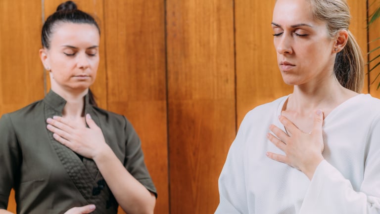deux femmes qui font un exercice de respiration
