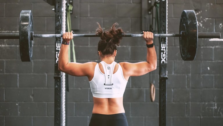 Sportive motivée à la salle de sport