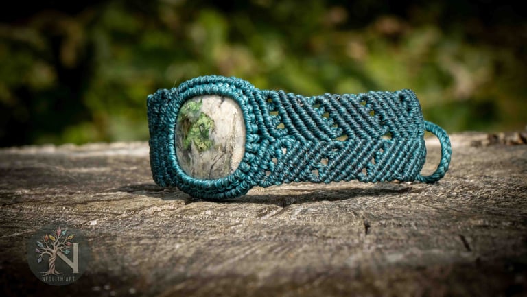 bracelet micromacramé, fil bleu canard Linhasita, pierre naturelle, smaragdite, tissage, fait main, artisanat français