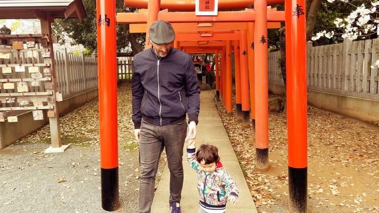 en Fukuoka con su hijo.