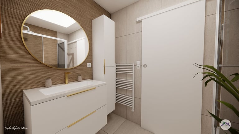 Salle d'eau rénovée avec revetement carrelage effet bois, mobilier blanc laqué et robinetterie or