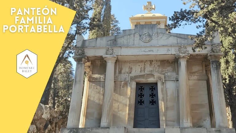 Portada video tumba histórica de piedra del Panteón Familia Portabella con columnas neoclásicas