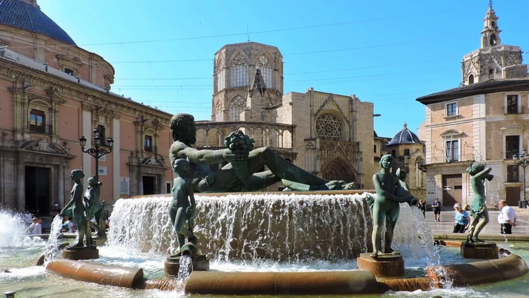 Plaza de la Virgen valencia, fuente del Turia.