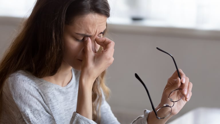 Pessoa com sinusite sentindo dor na testa