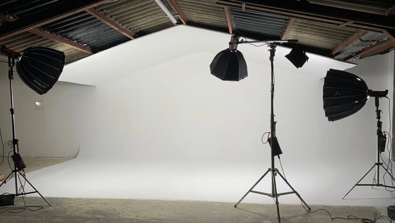 studio video / photo cyclorama fond blanc avec matériel lumière de cinéma proche de paris