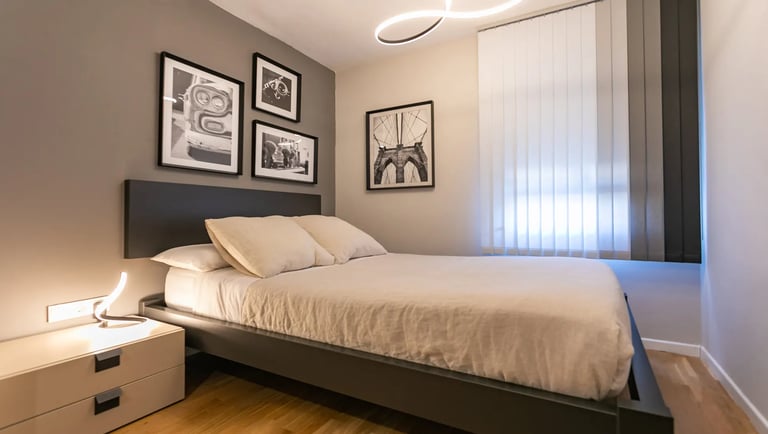 Conjunto de láminas para decorar un dormitorio juvenil. Láminas en blanco y negro con marco negro