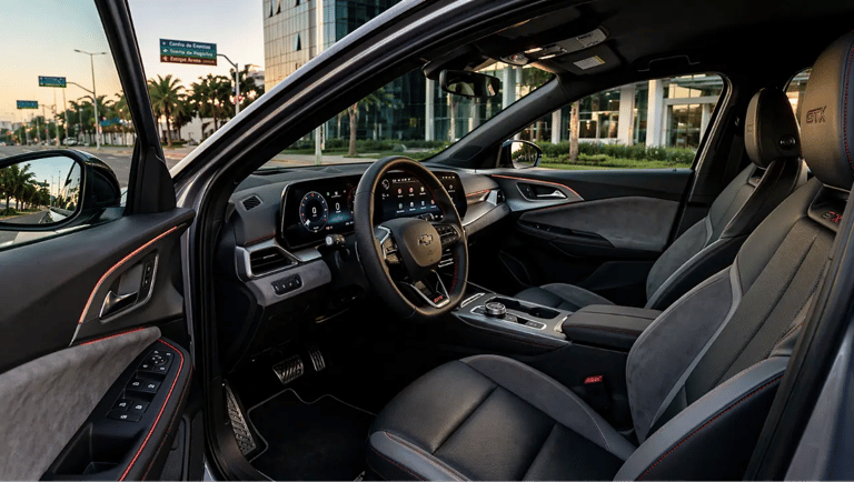 Interior do Chevrolet Vectra GT-X 2026 hatch médio esportivo conceito