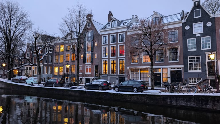 magnifici palazzi tipici di amsterdam sul canale