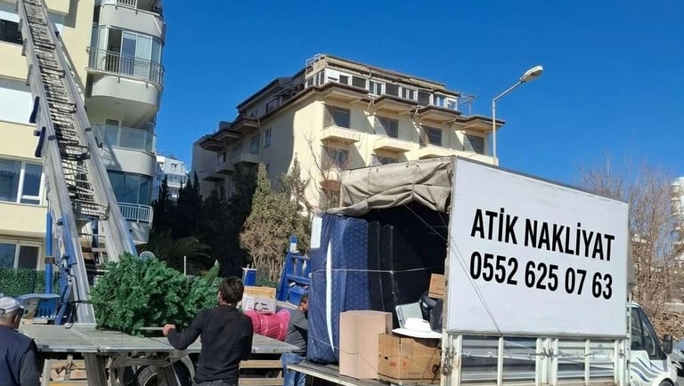 Antalya şehir içi nakliyat hizmeti veren Atik Nakliyat kamyonu sokakta park halinde