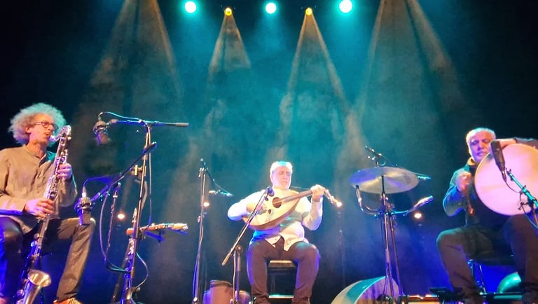 Le trio Bab Assalam en concert, la clarinette basse avec le oud et la percussion