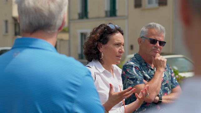 Une femme politique parle à des hommes