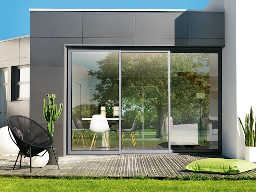 fachada moderna con una ventana corredera