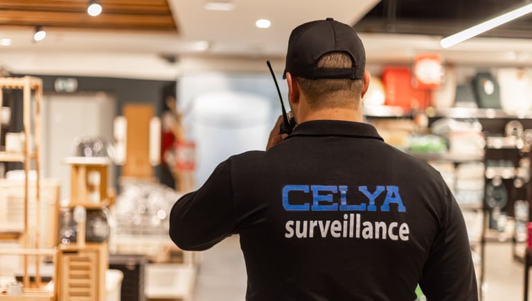 Agent de sécurité privé en poste de surveillance devant un mall à Casablanca.