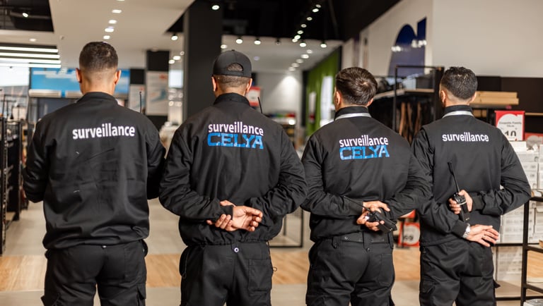 Quatre agents de sécurité en uniforme effectuant une mission de gardiennage à Casablanca