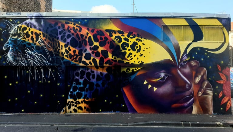 une fresque street art avec un jaguar et une tête de femme