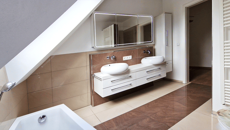Doppelwaschbecken mit Unterschrank & LED-Spiegelschrank im modernen Bad der Maisonette ETW