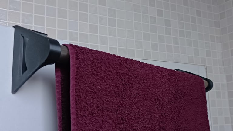 Porte-serviette sur mesure imprimé en 3D installé dans une salle de bain