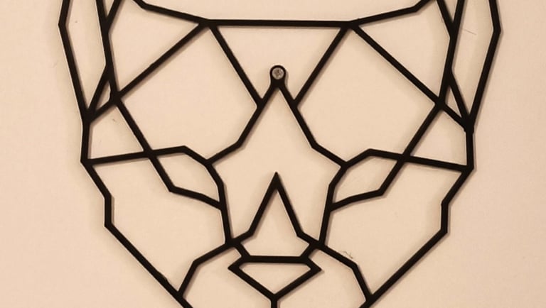 Décoration murale tête de chat imprimée en 3D au design géométrique