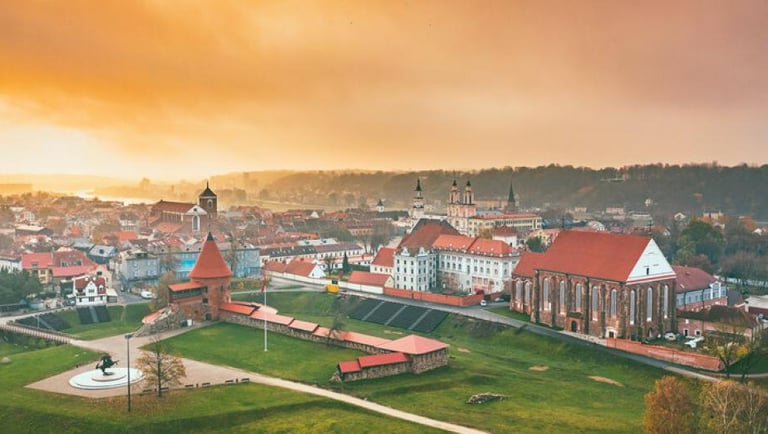 Kauno senamiestis ir pilis saulėlydžio metu