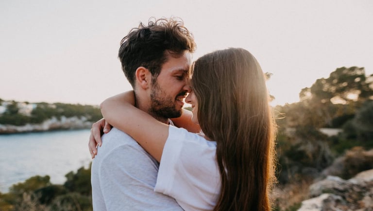 Pareja de novios dedicándose amor y unas palabras mientras se abrazan.
