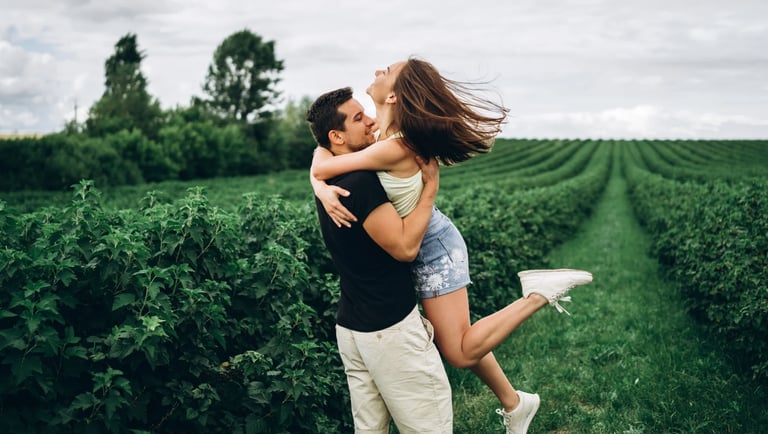 Pareja feliz abrazándose.