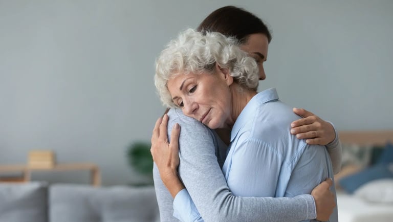 Abrazo de familiares tras el duelo de un ser querido fallecido.
