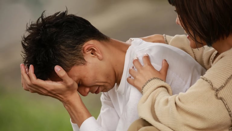 Pareja de novios triste y pidiendo perdón.