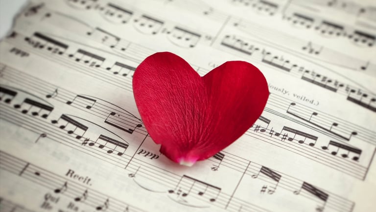 Partitura de música con un corazón en el centro representando canciones románticas.