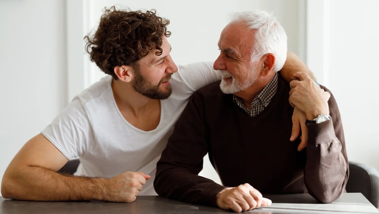 Un padre orgulloso abrazando a su hijo y felices los dos.