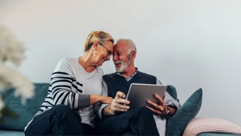Jubilados felices y sonriendo de un regalo de su despedida de jubilación.