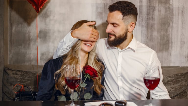 Novio le da una sorpresa a su novia en su aniversario de pareja.