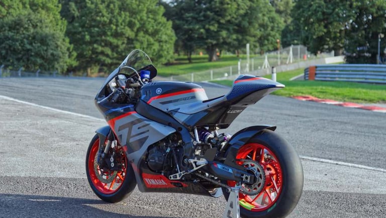 Yamaha R9 rear left view