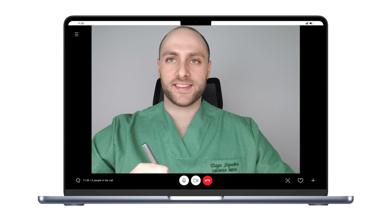 Dr Tiago em teleatendimento.