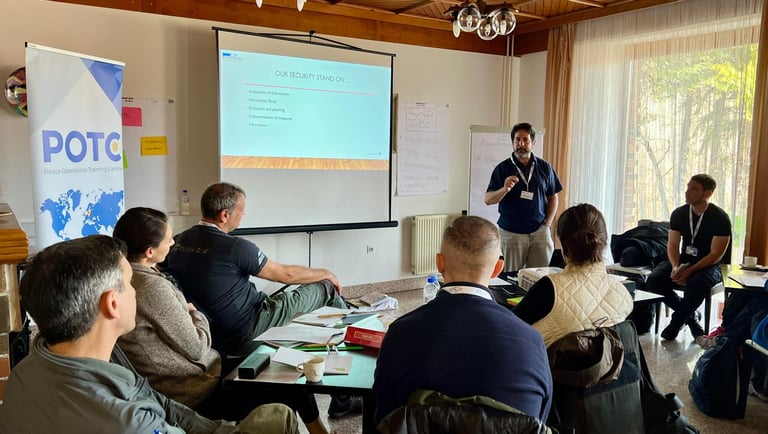 Danilo Amelotti durante una sessione di formazione pratica sulla sicurezza