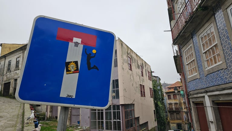 Détournement de panneaux de signalisation représentant un basketteur sur un panneau sans issue.