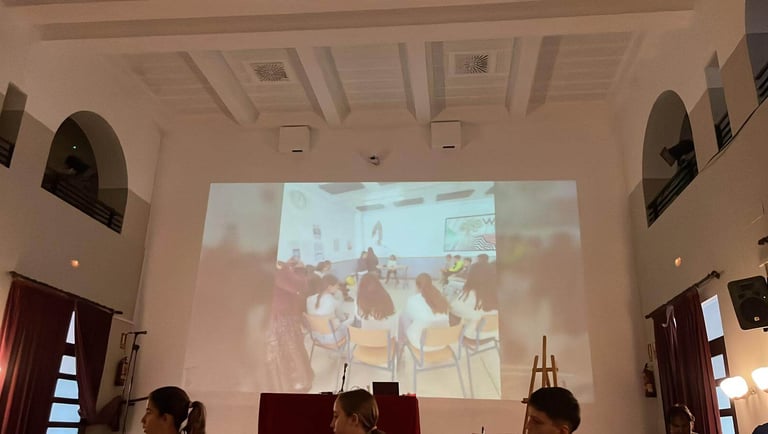 niños en convivencia aportando ideas