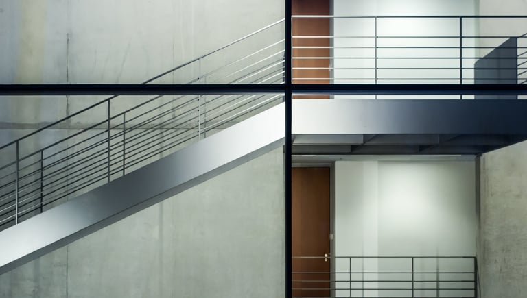 cage d'escalier avec garde corps en métal