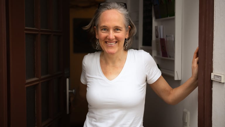 Silke Gesing am Eingang ihrer Praxis