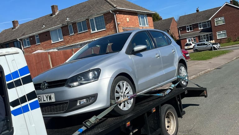 alt="Recovery truck assisting with accident-damaged car in Evesham"