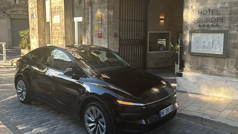 Tesla chauffeur privé VTC à Cassis devant un hôtel