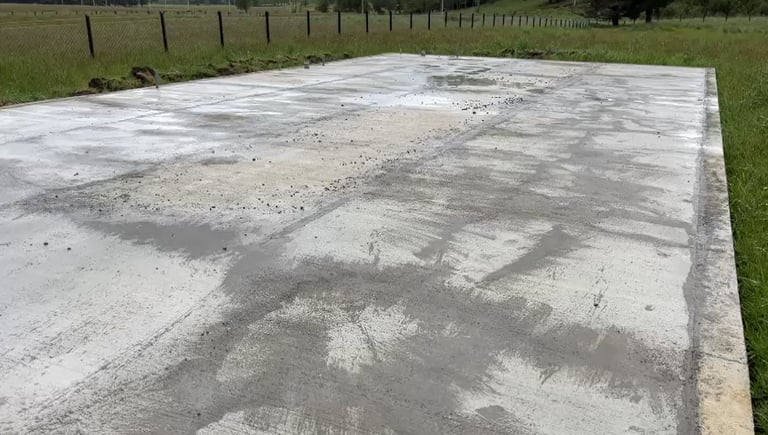 Radier correctamente ejecutado con base compactada, nivelación precisa y hormigón de calidad