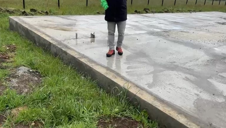 Radier correctamente ejecutado con base compactada, nivelación precisa y hormigón de calidad