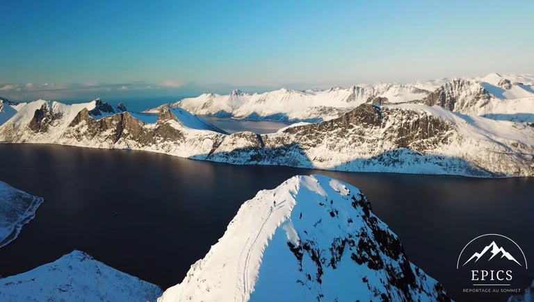 Ski de randonnée sur l'île de Senja en Norvège au coucher de soleil