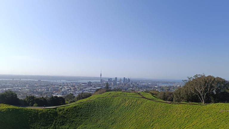 mount ede con vistas a las sky tower de auckland, nueva zelanda