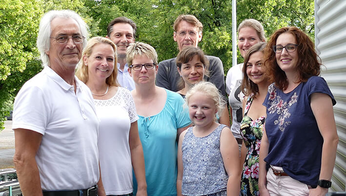 Foto von 9 Gründungsmitgliedern mit einem Kind