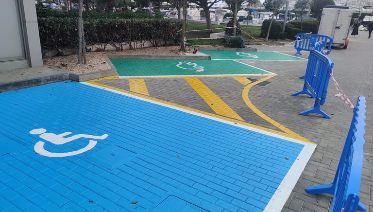 Zona reservada para personas con movilidad reducida señalizada sobre asfalto