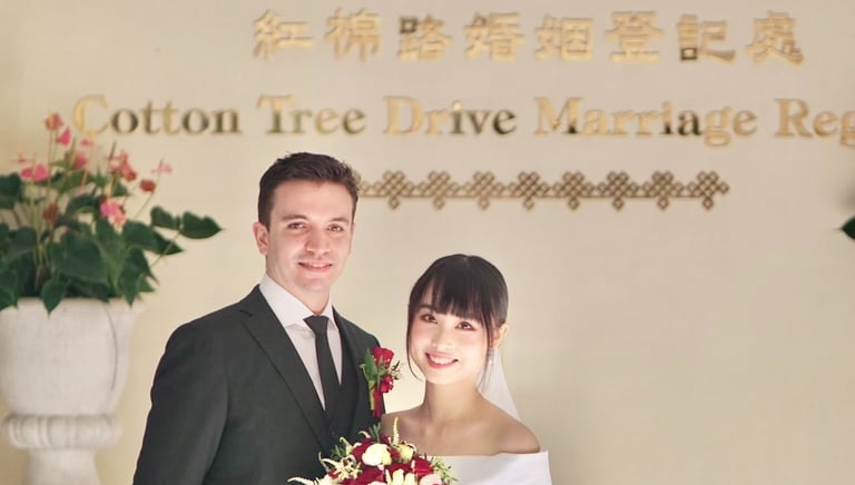 香港婚禮新娘化妝跟妝服務-我們提供全程貼身跟妝服務,從新娘子出門、男家入門、證婚、外影、晚宴迎賓、新人進場到晚宴敬酒的所有婚禮環節,我們都盡心為新娘子提供貼心+貼身的跟妝服務
