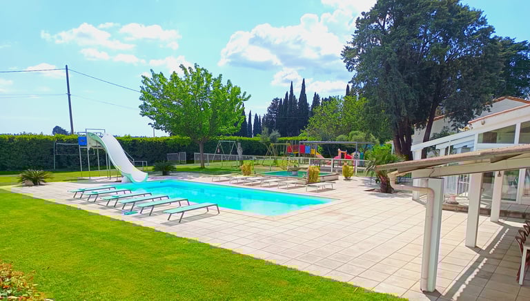 villa location vacances sud france piscine toboggan aquatique